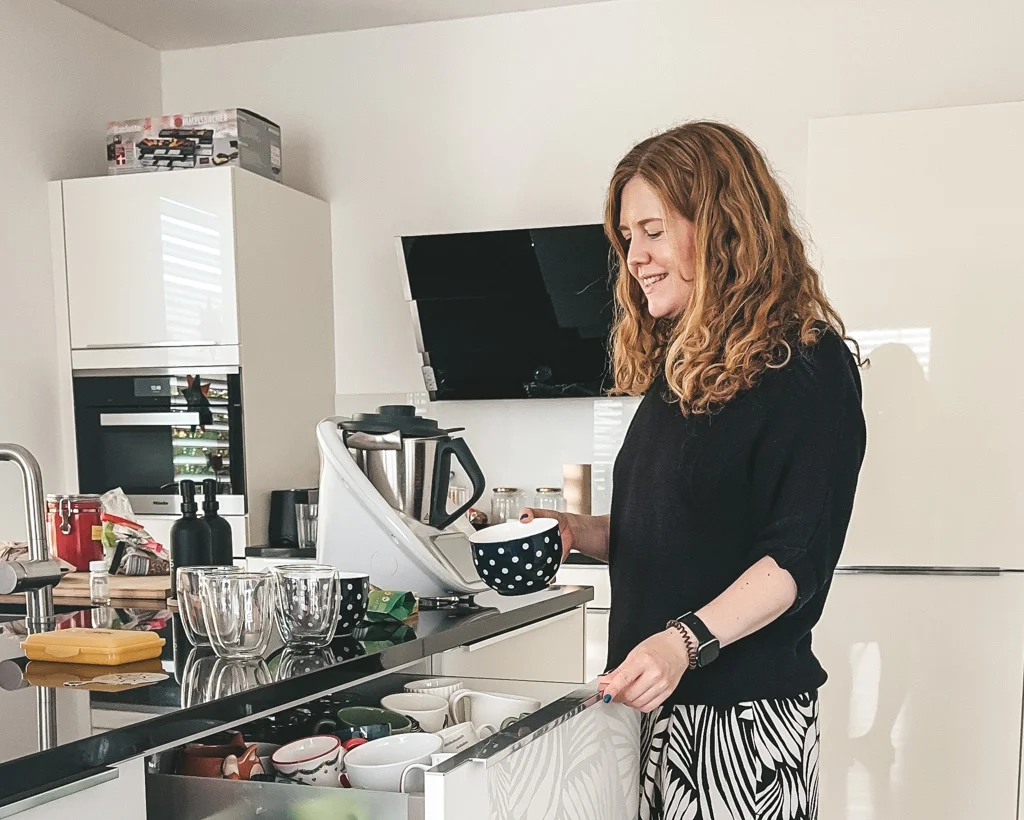 4-Week Decluttering Challenge: Free Decluttering CHECKLIST!