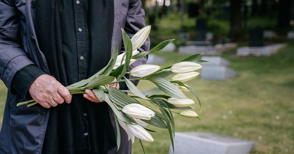 What to Gift at a Funeral: Thoughtful Gestures and Guidelines